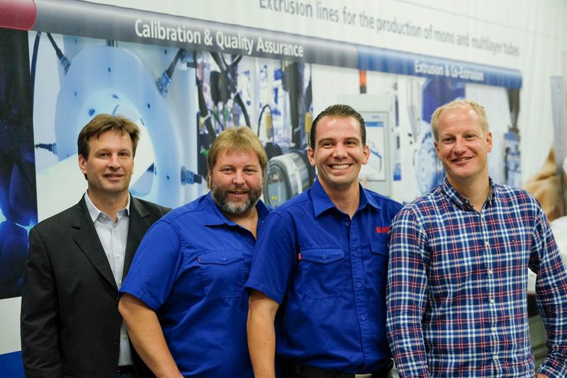 Die Topline zeigt eindrucksvoll, welche Produktivität Maschinen erreichen, wenn eng im Engineeringteam zusammenarbeitet wird. Darüber freuen sich (von links) Thomas Sautter (Kollmorgen), Christian Reinsch und Daniel Kollmer (beide EAT) sowie Andreas Bauknecht (Breyer). (Kollmorgen/Sienk)