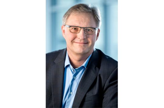Helge Schimanski, Gruppenleiter Modul-Services am Fraunhofer-Institut für Siliziumtechnologie ISIT: «Erstmalig live auf der Nortec können Sie die Fertigung einer komplexen elektronischen Baugruppe am Beispiel der ‹ISIT SMT›-Uhr erleben, mit den derzeit kleinsten auf dem Markt befindlichen passiven SMD-Komponenten der Baugrösse 008004 – das sind nur 250 µm x 125 µm, also kleiner als ein Sandkorn.»(Bild:  Messe Stuttgart)