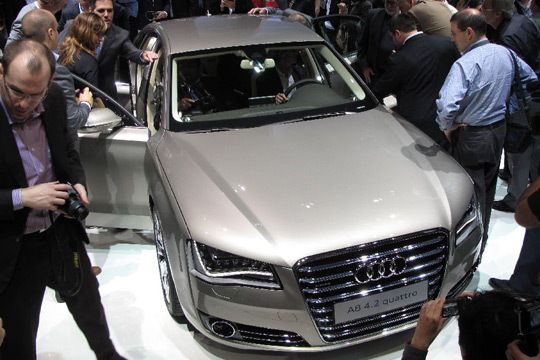 Natürlich wollen die Motorjournalisten nach der Vorstellung des Wagens direkt ans Auto. (Archiv: Vogel Business Media)