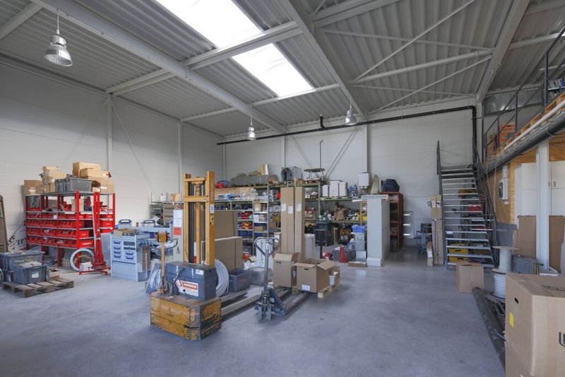 Die Lagerhalle wurde nahezu auf dem Standard der EnEV realisiert. (Bild: Freyler)