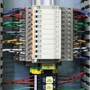 Kompakter Schutz schafft Platz im Schaltschrank: 20 Adern werden auf nur 60 mm geschützt - durch zwei zusätzliche Fernmeldemodule ist die Leitwarte jederzeit über den Zustand der Anlage informiert.(Bild:  Phoenix Contact)