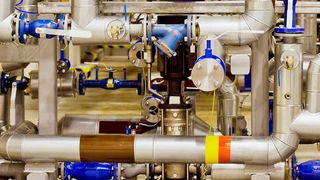 Die durchschnittliche Errichtungszeit von Großanlagen beträgt laut Maexpartners zwei bis drei Jahre. Mit der „Radical Lead Time Reduction“-Methode, soll sie sich um 40 bis 50 % reduzieren lassen. (Vereshchagin Dmitry (Shutterstock))