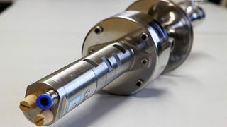 Der explosionsgeschützt Druckluft-Lamellenmotor LZB 34 (mit Atex-Zertifikat) sitzt hier im Bild vorne im Gerät und treibt eine Hohlwelle sowie den an ihrer Spitze sitzenden Düsenkopf an. Bild: Atlas Copco Tools (Archiv: Vogel Business Media)