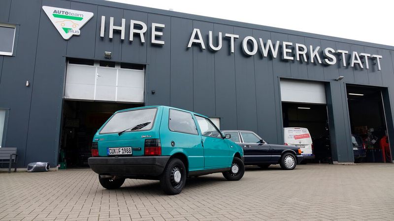 Die Geschichte von Ihre Autowerkstatt Frederikspark GmbH aus Norderstedt beginnt im Jahr 2010, als Gründer Michael Ketterer im Nebenerwerb den Reifendienst Fredrikspark ins Leben rief. Damals strebte er schon an, das in Vollzeit und größer zu machen. Den Schritt wagte der Neugründer dann 2015 und hat sich seinen Traum mit dem Neubau am jetztigen Standort erfüllt. Wollte er zunächst noch einen Teil der Werkstatt vermieten, weil er nicht wusste, ob  alles so klappen würde wie geplant, ist er heute um jeden Zentimeter froh, den er hat. (Bild: Schreiner – VCG)