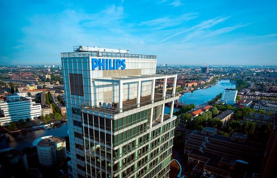 Philips hatte im Juni 2021 weltweit Millionen Beatmungsgeräte zurückrufen müssen. In den betroffenen Geräten wurde ein Dämmschaumstoff verarbeitet, von dem sich Partikel lösten.(Bild:  Philips)