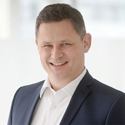 Berechtigungsanalyse im Active Directory Schlüsselstelle ACL – So enttarnen Sie Schatten-AdminsSchatten-Admins sind in nahezu jedem Unternehmen anzutreffen. Sie stellen eine erhebliche Gefahr für die Datensicherheit dar. Folglich müssen sie zuverlässig identifiziert werden. Eine Überprüfung der privilegierten Konten und Gruppen im Active Directory reicht dabei nicht aus. Ein zielführender Ansatz ist vielmehr die Analyse der Zugriffskontrolllisten. Zum Artikel  (Bild: CyberArk)