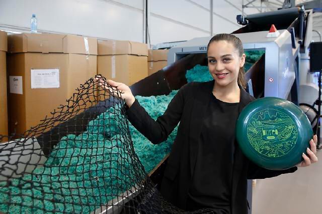 Eine Spritzgießmaschine des Typs Victory von Engel fertigte Zettelboxen aus aufbereiteten Fischernetze an. Die Netze stammen aus einer Sammelstelle in Chile. Dort werden sie auf einer Anlage des Recyclingsystemherstellers Erema aufbereitet und per Spritzgießmaschine zu Skateboards und Sonnenbrillen verarbeitet. (Messe Düsseldorf / ctillmann)