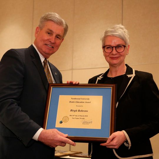 Keith A. Pretty, Präsident der Northwood University, überreicht Birgit Behrens den Dealer Education Award 2018.(Bild:  ZDK)