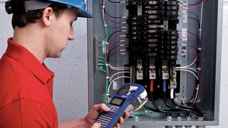 20 Praxistester sagen ihre Meinung zum tragbaren Etikettendrucker BMP21 von Brady. (Brady)