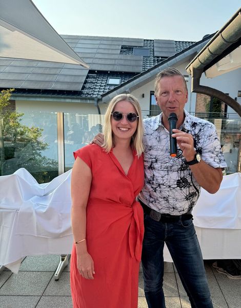 Emily Raidt (Ionos) und Maik Homscheid (Fsas) eröffnen den Abend. (Bild: Vogel IT-Medien GmbH)