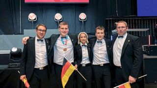 Mit dem deutschen Kfz-Team bei den Euroskills 2021: (von links) Thomas Holzmann, Clemens Böhm, Andrea Zeus, Tobias Zander und Jörg Stotz. (Bild: Worldskills Germany/Frank Erpinar)