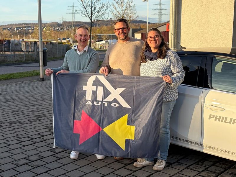 Anika und Sascha Philippi direkt nach der Vertragsunterschrift in ihrem Betrieb in Völkingen zusammen mit Roy de Lange.(Bild:  Fix Auto)