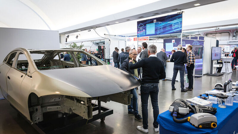 In der Ausstellungshalle konnten die Teilnehmer auch eine Mercedes-EQS-Rohkarosse besichtigen.  (Bild: Stefan Bausewein)