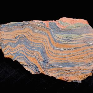 Gebändertes Eisenerz aus der Kuruman-Formation, Südafrika, das vor über 2,5 Milliarden Jahren am Meeresboden abgelagert wurde – ein Archiv für die chemische Zusammensetzung der Ozeane auf der jungen Erde.