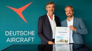 Yves Weerts, CEO und Präsident der Weerts Group (links) und Nico Neumann, COO der Deutschen Aircraft freuen sich über die verbriefte Partnerschaft. (Bild: Deutsche Aircraft)