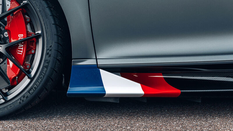 Die Tricolore mit den Farben Blau, Weiß, Rot ziert den vorderen Bereich der Seitenschweller aus schwarzem Sichtkarbon. (Bugatti)