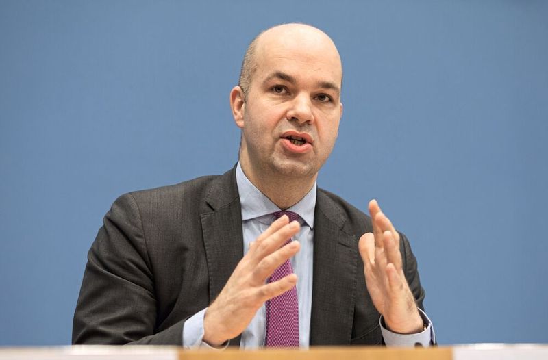 Der Präsident des Deutschen Instituts für Wirtschaftsforschung (DIW), Marcel Fratzscher, bezeichnete in der „Augsburger Allgemeinen“ die Warnungen der Industrie vor einer möglichen Deindustrialisierung als „Schreckgespenst, das aufgebaut wird, um der Politik Geld aus den Rippen zu leiern“. Er sehe ein Risiko, dass energieintensive Unternehmen pleitegehen oder abwandern könnten. „Es wäre wahrscheinlich auch ohne Energiepreis-Schock unvermeidbar gewesen. Denn Deutschland hat bisher noch nie einen Kostenvorteil bei Energie gehabt. Ich bin sehr optimistisch, dass unsere Industrie diesen Schock gut wegstecken kann.“ (Bild: Florian Schuh)