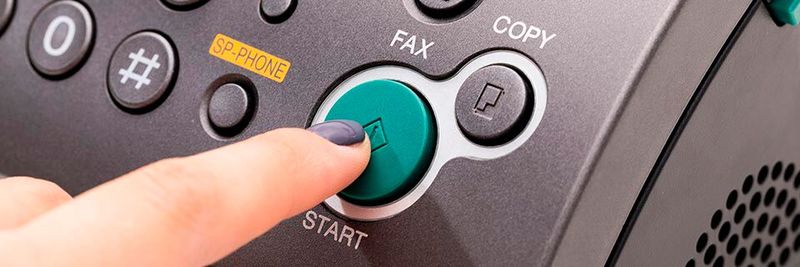 Das Fax, so das Ergebnis einer Umfrage, ist bei vielen Geschäftsprozessen noch immer eine allgegenwärtige Technologie.(Bild:  © – fotofabrika – stock.adobe.com)