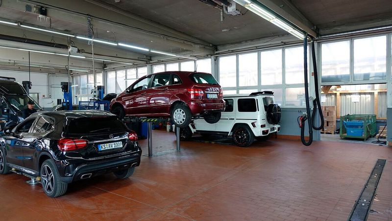 In der Werkstatt tummeln sich neben sündhaft teuren Tuningautos von Fußballstars auch Transporter oder die alte B-Klasse von Oma Erna. (Bild: Rosenow/»kfz-betrieb«)