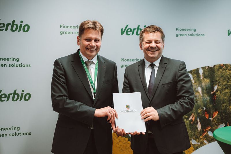 Sachsen-Anhalts Wirtschaftsminister Sven Schulze übergibt den Fördermittelbescheid an Theodor Niesmann, CTO Verbio  (Bild: Verbio)
