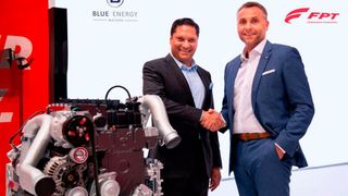 Auf der IAA Transportation 2022 (v.l.): Anirudh Bhuwalka, CEO von Blue Energy Motors und Sylvain Blaise, President Powertrain der Iveco Group. (Bild: FPT Industrial)