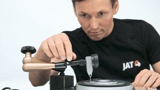 JAT-Spezialisten unterstützen den Kunden während der gesamten Projektphase, u.a. bei der Inbetriebnahme der Rundtischsysteme. (JAT)