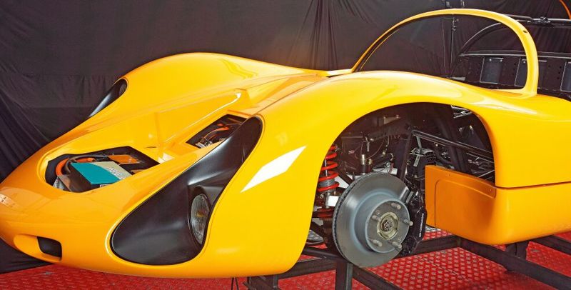 Kreisel Evex 910e: Der Elektromobilitäts-Spezialist Kreisel hat einen EVEX-Porsche 910 vollständig zum elektrischen Supersportwagen umgerüstet. Der Kreisel EVEX 910e schafft mehr als 300 Kilometer pro Stunde, beschleunigt in 2,5 Sekunden von 0 auf 100 und verfügt im Gegensatz zum historischen Original von Porsche über eine Straßenzulassung (H-Kennzeichen). (Bild: EVEX Fahrzeugbau GmbH)