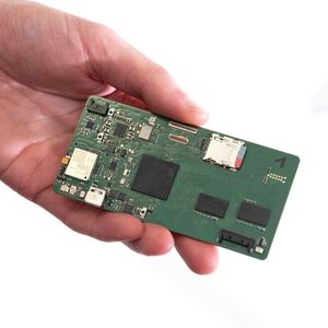 Das Blockchain-Device ist eine Neuentwicklung des Fraunhofer IML und verfügt über 5G-kompatible Kommunikation, ein E-Paper-Display und eine Reihe von Sensoren.(Bild:  Fraunhofer IML)