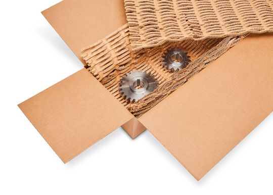 Füllmaterial aus Altkarton ersetzt Luftpolsterfolien aus Plastik.(Bild:  Ratioform)