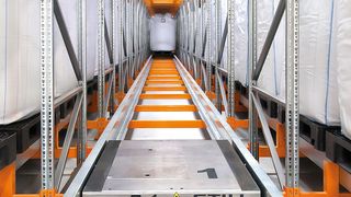 Nach dem Transportauftrag holt ein Shuttle die richtige Palette zur Versorgung der Produktion. (Bild: Still)