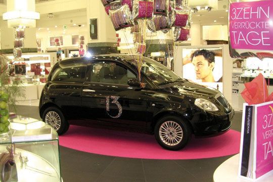 Der Alfa Mito war wochenlang im noblen Alsterkaufhaus ausgestellt. (Archiv: Vogel Business Media)