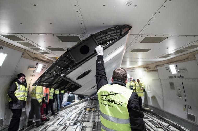 Verladung der Solar Impulse in Payerne in einen Fracht-Jumbojet (Solar Impulse/Polaris)
