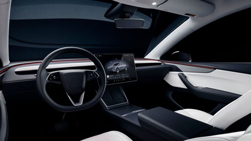 Das Cockpit des Tesla Model Y kombiniert ein minimalistisches Lenkrad, eine überarbeitete Mittelkonsole und ein großes Touch-Display für die zentrale Steuerung. (Bild: Tesla)