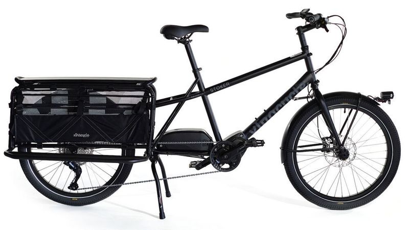 Mit dem „E-Stoker“ des US-Herstellers Xtracycle kommt ein weiteres Cargobike mit extralangem Heck und E-Antrieb nach Deutschland. Vertrieben wird das neue Modell von Voss Spezialrad.  Im Zubehör bestellbar sind verschiedene Sitzbankformate, große Gepäcktaschen oder ein Frontträger, der sich auf Wunsch mit einer maßgeschneiderten Transportbox kombinieren lässt. Das Lastenrad soll 180 Kilogramm Systemgewicht vertragen. Dank großvolumiger Reifen lassen sich auch Feldwege oder holprige Straßen befahren. Als Antrieb dient ein EP8-Mittelmotor von Shimano. Rund 5.900 Euro soll das Estoker kosten. (Hersteller)