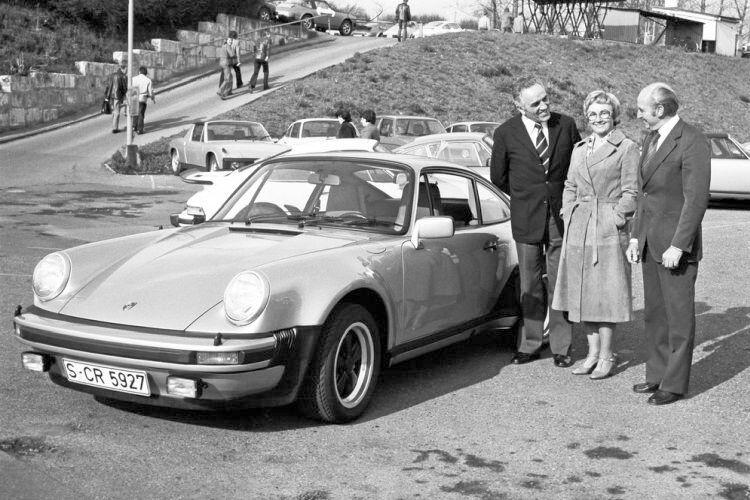Hier nimmt das Ehepaar Pietsch einen 911 Turbo 3,0 Coupé, Modelljahr 1976, im Empfang. (Bild: Porsche AG)
