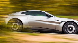 Gerade einmal 3,6 Sekunden vergehen, bis das Coupé bei Tempo 100 ist. (Aston Martin)