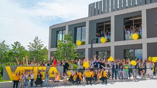 Das neue Firmengebäude in Spanien wird feierlich eröffnet. (Bild: Vega)