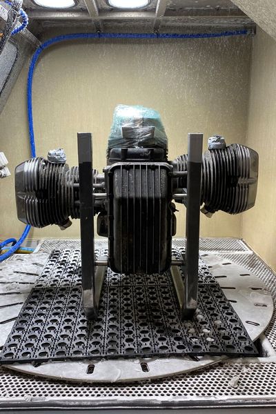 Extrem-Beispiel ohne Zerlegung: ein BMW-Motorradmotor, bei dem sämtliche Öffnungen penibel verschlossen wurden, und der so zur äußeren Reinigung per Vapor-Blasting vorbereitet wurde. Morgens von einem Schweizer Kunden gebracht, schnurrte er top gereinigt am späten Abend desselben Tages bereits wieder. (Bild:  FABI-VBS )
