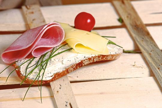 Wurstbrot adé – mehr und mehr Menschen schwören Fleisch ab und suchen nach geeigneten Ersatzprodukten (Symbolbild). Wurstbrot adé – mehr und mehr Menschen schwören Fleisch ab und suchen nach geeigneten Ersatzprodukten (Symbolbild).