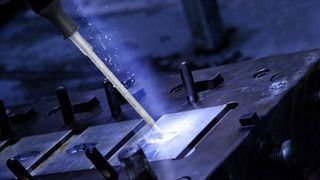 Reinigung mit Trockeneis hilft die Lebensdauer der Werkzeuge zu verlängern, durch eine reguläre nicht abrasive gründliche Reinigung und Verringerung der Maschinendemontage. Und da saubere Formen Defekte eliminieren wird die Qualität des Endproduktes sichergestellt. (Bild: MPC)