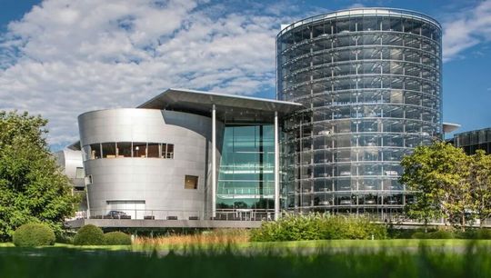 Die sogenannte Gläserne Manufaktur von Volkswagen in Dresden hat wieder eine Zukunft. Hier können Sie erfahren, wie es mit dem Objekt weitergehen soll ...(Bild:  Volkswagen)