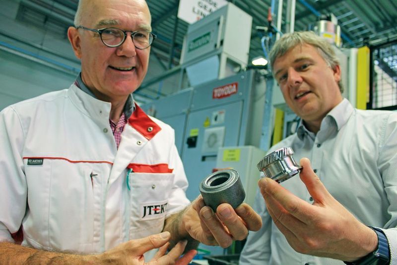 Jean-Michel Saniez, Process-Development-Manager bei Torsen (links), und Michael Steiner, Geschäftsführer Toyoda Machinery Europe, mit dem Rohteil und dem fertigen Bauteil für ein Differential. (Zikomm)