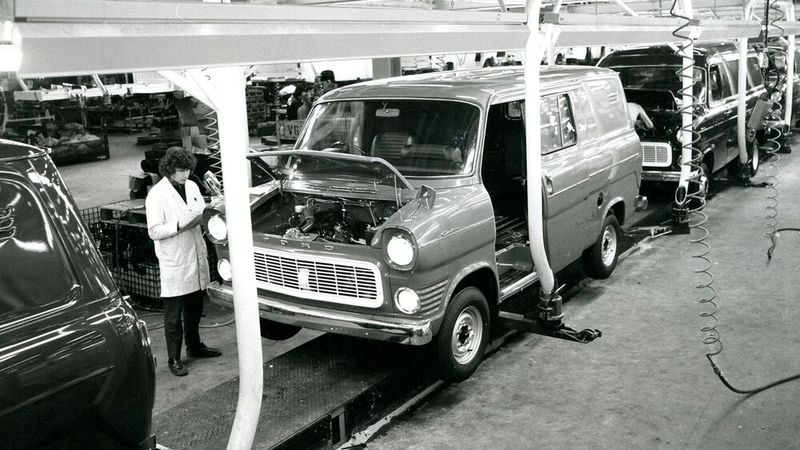 Im ursprünglichen Produktionsstandort Langley baute Ford die erste Generation des Transporters bis 1972, wo im Zweiten Weltkrieg das Jagdflugzeug Hawker Hurricane entstanden war. Einige Jahre später verlagerte Ford die Produktion nach Southampton. Gleichzeitig wurde der Transit auch in Genk (Belgien) produziert. (Bild: Ford)