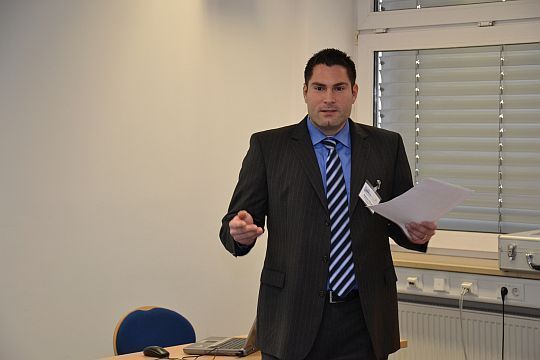 Andreas Eisinger vom Autohaus Wilhelm Jesinger faszinierte die Teilnehmer mit Servicekennzahlen. (Archiv: Vogel Business Media)