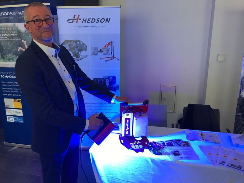 Jos Keilenberg von Hedson führt den „IRT UV Spotcure“ zum sekundenschnellen Trocknen von UV-Lacken vor. (Holz / »kfz-betrieb«)