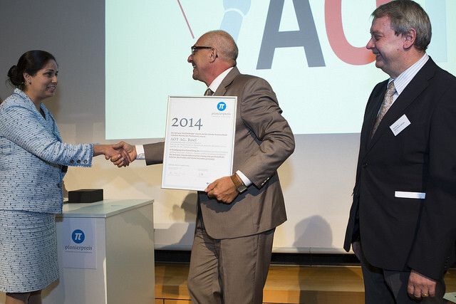 Dr. Alfredo Bruno von der AOT AG nimmt die Urkunde von Monisha Kaltenborn entgegen. (Bild: Technopark Zürich)