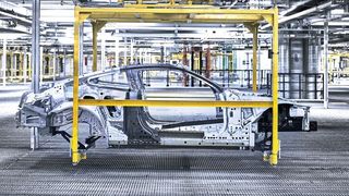 Die Rohkarosserie des 8er Coupé auf dem Weg durch das Werk Dingolfing. (BMW)