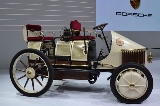 Zur Weltausstellung in Paris 1900 präsentierte Ferdinand Porsche dieses Elektrofahrzeug. Die Blei-Batterie wog damals 410 Kilogramm. (Archiv: Vogel Business Media)