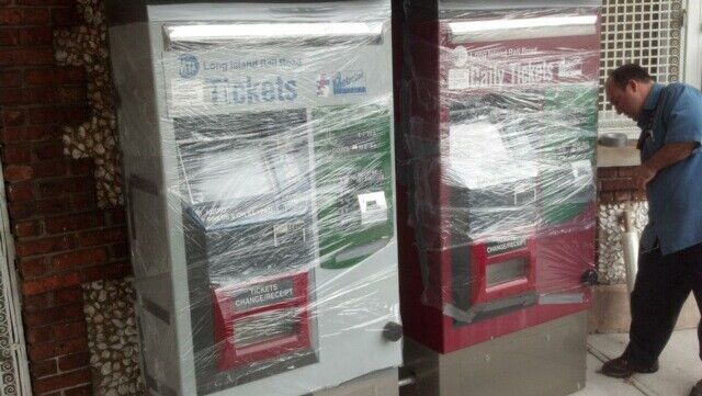An vielen Bahnstationen wurden die Ticket-Automaten in Folie eingepackt, um die Elektronik vor dem Wasser zu schützen. (Foto: MTA)