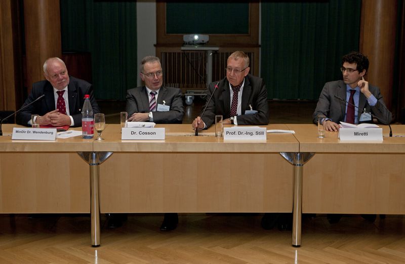 Dr. Helge Wendenburg vom Bundesumweltministerium (links) und Ugo Miretti von der EU-Kommission (rechts) diskutieren mit Workshopteilnehmern und den Moderatoren Dr. Rainer Cosson (Mitte links) und Prof. Gunnar Still. (Bild: Stahl-Zentrum)
